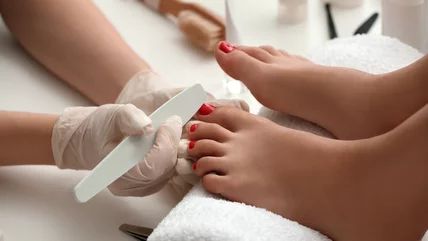 Things You Should Never Do While Getting A Pedicure Pedicure Pictures, Fish Pedicure, Summer Pedicure, Gel Pedicure, Pedicure Supplies, Pedicure At Home, Nail Care Routine, Pedicure Nails, Manicure And Pedicure