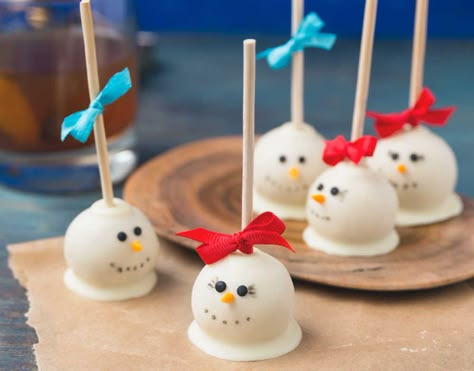 Snowman Cake Pops - How to Make Snowman Cake Balls for Christmas Candies For Christmas, Snowman Cake Pops, Oreo Cake Pops, Gluten Free Candy, Snowman Cake, Cake Pops How To Make, Cake Pop Sticks, Cake Pop Recipe, Oreo Cake