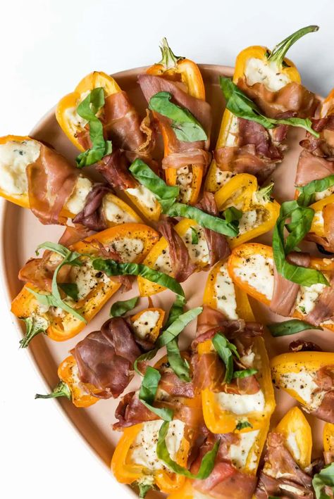 Delicious Beautiful Prosciutto Mini Peppers #reluctantentertainer Mini Sweet Pepper Recipes, Prosciutto Appetizer, Mini Bell Peppers, List Of Appetizers, Sweet Pepper Recipes, Apple Bites, Mini Peppers, Prosciutto Wrapped, Pepper Recipes