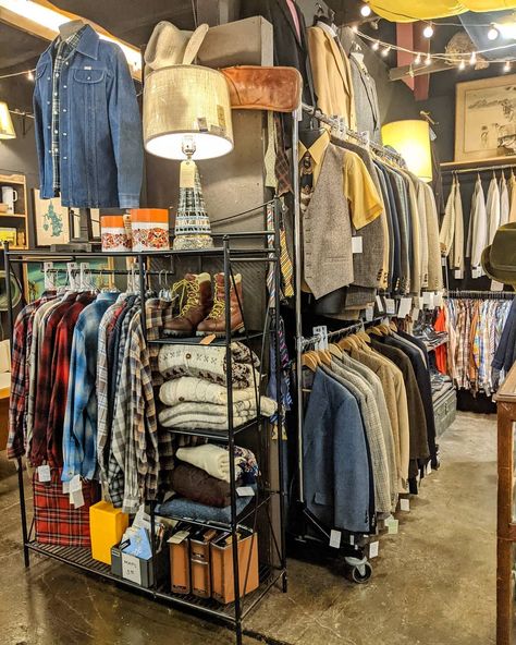 Vintage Store Displays Clothing Racks, Vintage Clothing Display, Retail Clothing Display, Storefront Ideas, Vintage Market Booth, Vintage Store Ideas, Boutique Store Displays, Vintage Store Displays, Vintage Booth