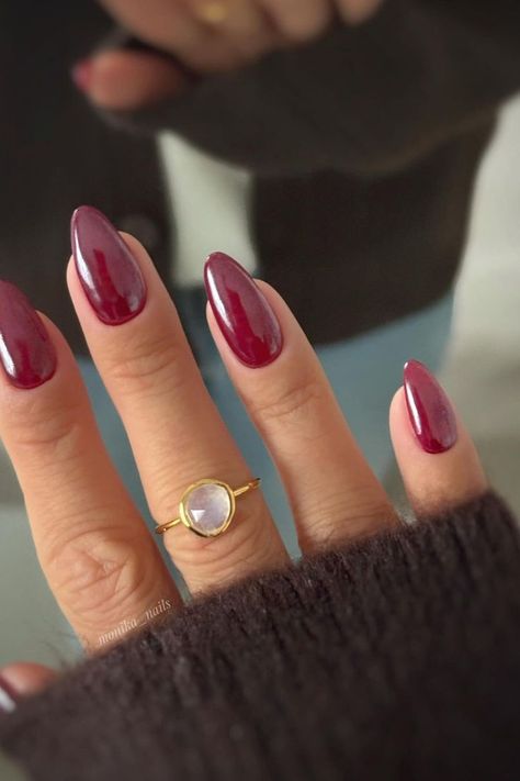 For a soft and inviting nail design, we suggest a vintage maroon color as the base of your nails complemented with a shiny chrome topcoat.
The rusty pigments in the color will adorn your fingertips with a unique and timeless radiance.//photocredit:@monika__nails Maroon Chrome Nails, Taupe Nails, Santa Nails, Bday Nails, Nails Colorful, Colourful Nails, Milky Nails, Maroon Nails, Red Acrylic Nails