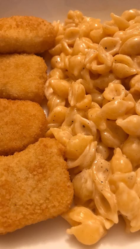 Chicken Nuggets And Mac And Cheese, Max And Cheese, Food Babe, Food Therapy, Yummy Comfort Food, Think Food, Sweet Snacks Recipes, Food Drinks Dessert, Trivia Quiz