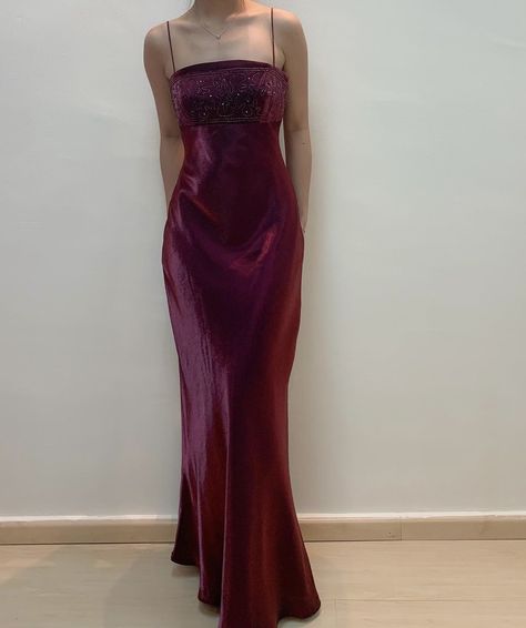 Wine Red Prom Dress, 90s Prom Dresses, Dresses With Beads, Purple Silk Dress, 90s Slip Dress, Satin Evening Dress, Evening Dress Long, Prom Inspo, Rugby Ball