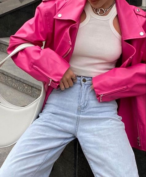 Red Office Outfit, Pink Leather Jacket Outfit, Office Outfit Inspiration, Casual Office Attire, Red Office, Pink Leather Jacket, Leather Jacket Outfit, Outfit 2023, Movies Outfit