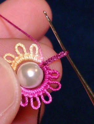 Yarnplayer's Tatting Blog: Mock ring with a bead in center Tatting Patterns Free, Needle Tatting Patterns, Crochet Jewlery, Shuttle Tatting Patterns, Tatting Tutorial, Bijoux Fil Aluminium, Tatting Jewelry, Needle Tatting, Tatting Lace