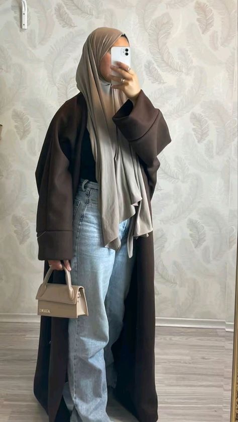 Abaya And Jeans, Winter Outfit Hijab, Jeans Winter Outfit, Abaya Outfits, Estilo Hijab, Jeans Winter, Hijabi Fits, Stile Hijab, Chica Cool