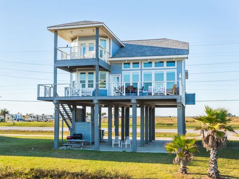 Location - There’s ample parking underneath this stilt house, with room for 4 cars Stilts House, Stilt House Plans, Stilt Home, Beach House Flooring, Stilt House, Tiny Beach House, Elevated House, Sticks Diy, Small Beach Houses