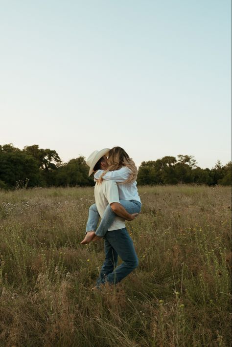 Cute Western Family Pictures, Family Goals Country, Fall Farm Couple Pictures, Countryside Couple Aesthetic, Couple Photoshoot Poses Country, Western Fall Engagement Pictures, Couples Photos Country, Couples Photoshoot Farm, Country Field Couple Photoshoot