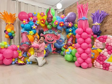 Trolls Birthday Balloon Arch, Trolls Birthday Balloons, Trolls Poppy Birthday Party Ideas, Trolls Birthday Party Ideas Decorations Centerpieces, Trolls Balloon Decoration, Trolls Theme Party, Trolls Birthday Decorations, Troll Themed Birthday Party, Trolls Decorations Ideas