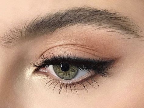 Extreme Make-up, Permanent Makeup Eyeliner, Permanente Make-up, Maquillage On Fleek, Perfect Cat Eye, Permanent Eyeliner, Smokey Eyeliner, Eye Makeup Ideas, Eyeliner Tattoo