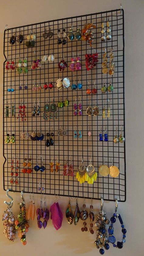 Earring Wall Holder, Organizing Earrings Ideas, Jewelry Rack Diy, How To Hang Earrings Display Ideas, Earring Collection Display, Earring Storage Aesthetic, Jewellery Hanger Diy, Storing Earrings Diy Storage Ideas, Earing Storage Diy