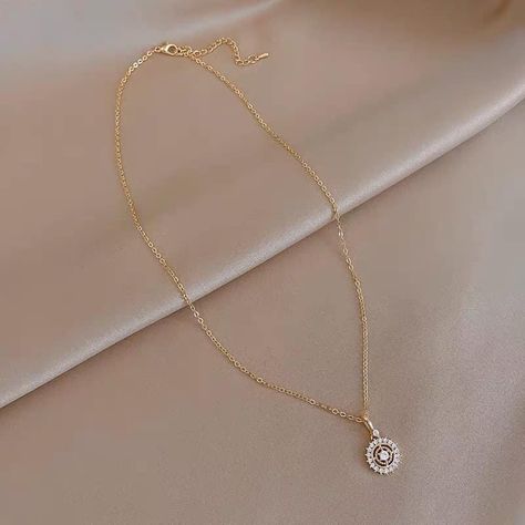 Simple Locket Design, Simple Diamond Pendants Designs, Gold Jewelry Prom, Jewelry Necklace Simple, Small Pendants, Locket Design, New Gold Jewellery Designs, Diamond Pendants Designs, Pretty Jewelry Necklaces