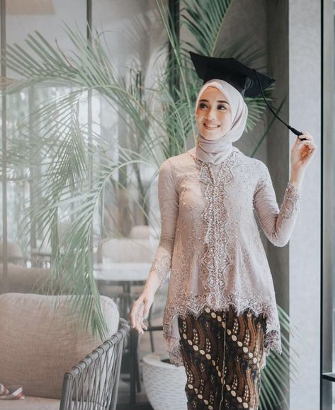 Pin on Wisuda Model Kebaya Wisuda, Kebaya Simple, Dress Brokat Modern, Model Dress Kebaya, Dress Muslim Modern, Kebaya Lace, Batik Dress Modern, Kebaya Modern Dress, Modern Kebaya