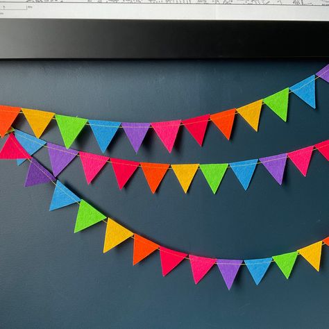 Triangle Hanging Decor, Colour Paper Decoration Ideas, Birthday Wall Decorations At Home, Colourful Birthday Decorations, Birthday Decoration Rainbow, Sports Day Decoration, Diy Garland Paper, Birthday Party Paper Decorations, Triangle Decor