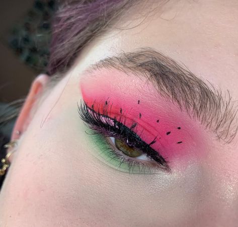 Harry Styles Themed Makeup, Watermelon Eyeshadow Look, Watermelon Makeup Eye, Watermelon Eye Makeup, Watermelon Outfit Aesthetic, Harry Styles Makeup Ideas, Harry Styles Makeup Concert, Harry Styles Inspired Makeup, Watermelon Sugar Outfit