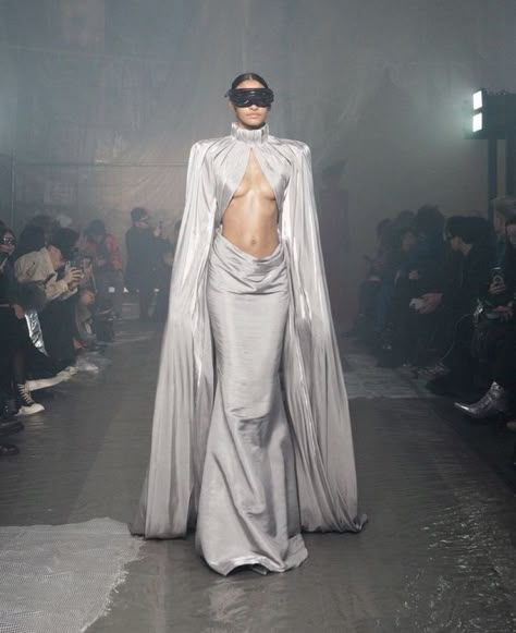 Futuristic Outfits Women, Draping Fashion, Futuristic Fashion, Future Fashion, Fashion Runway, Runway Looks, Milan Fashion, Milan Fashion Week, Fashion Board