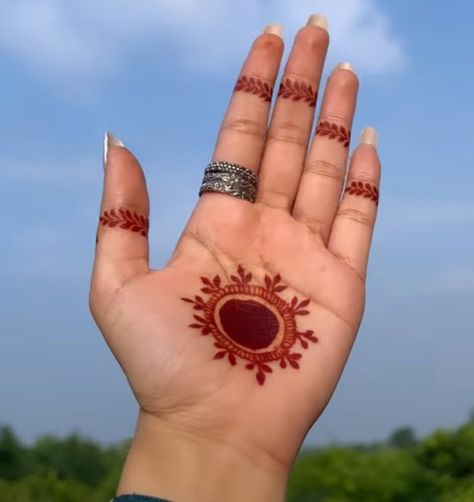 Asethic Mehndi Designs Simple, Fingertip Mehndi Design, Minimum Mehendi Designs Palm, Sun Mehendi Designs, Easy Mehendi For Beginners, Mehendhi Designs Simple Palm, Minimilastic Mehndi Designs, Easiest Mehndi Designs, Minimal Mehandi Design Inner Hand