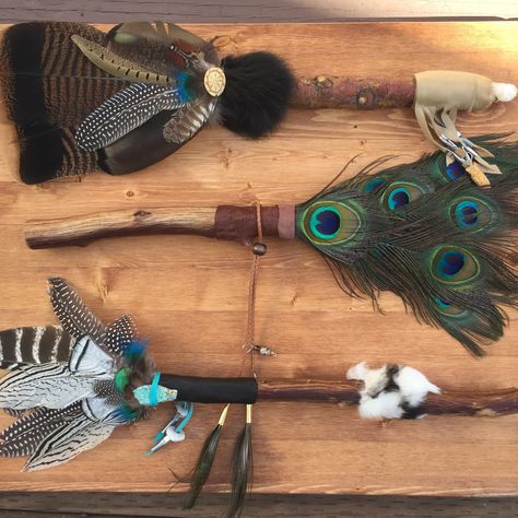 Feather Art Projects, Smudge Fans, Spirit Sticks, Smudging Feathers, Horseshoe Crafts Projects, Wiccan Crafts, Pagan Crafts, Horseshoe Crafts, Witch Diy