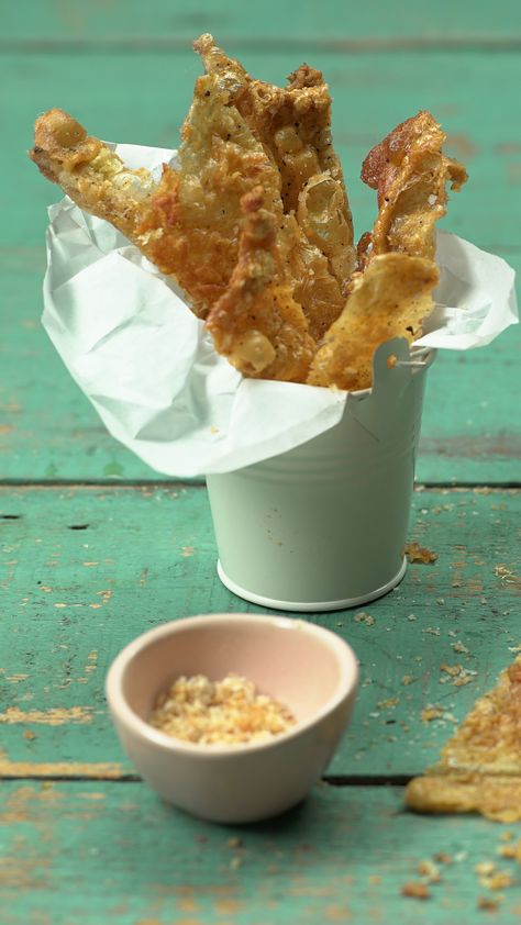 Chicken Crackling Recipe, Chicken Skin Recipes, Bar Snack Ideas, Chicharrones Recipe, Crackling Recipe, Crispy Chicken Skin, Burger Sides, Food Recipes Appetizers, Snacks To Go