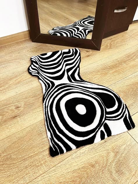 "Woman Body" Fluffy Tufting Rug - a lush and vibrant addition to your living space that brings the beauty gift for all Abstract Black and white tufted rug among other things, will simply decorate a corner or a room. Such a carpet will be a wonderful gift for someone who appreciates the beauty of the female body. Each rug is lovingly handcrafted, making it a unique and special piece that will capture your heart. All of our rug have anti-slip feature. Made entirely by hand, it will bring a special Tufted Art, Hippie Rug, Tufting Rug, Abstract Living Room, Tufting Diy, Funky Rugs, Tufted Rugs, Rug Abstract, Room Makeover Bedroom