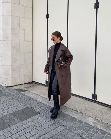 Alice Olivia Cross on Instagram: “🤎” Brown Leather Trench Coat Outfit, Brown Leather Coat Outfit, Looks Street Style, Fashion Victim, Winter Fits, Coat Outfits, Mode Inspo, Fashion Design Clothes, Leather Outfit