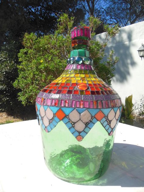 Damajuana intervenida en mosaico Stained Glass Mosaic Patterns, Mosaic Bottles, Mosaic Birdbath, Unique Garden Art, Mosaic Art Diy, Glass Painting Patterns, Mosaic Pots, Mosaic Flower Pots, Mosaic Garden Art