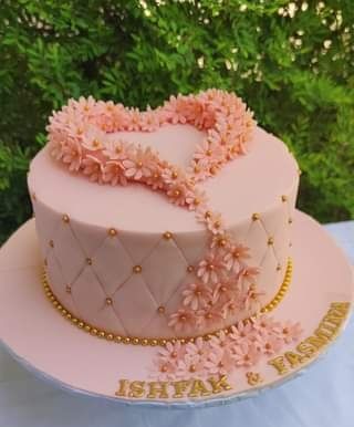 Peach Engagement Ceremony Cake Design Simple Engagement Cake Designs Unique, New Cake Design 2023, Engagement Cake Ideas One Layer, Ring Ceremony Cake Design, Roka Cake Designs, Unique Engagement Cake, Peach Cake Design, Unique Anniversary Cake Designs, Engagement Theme Cake