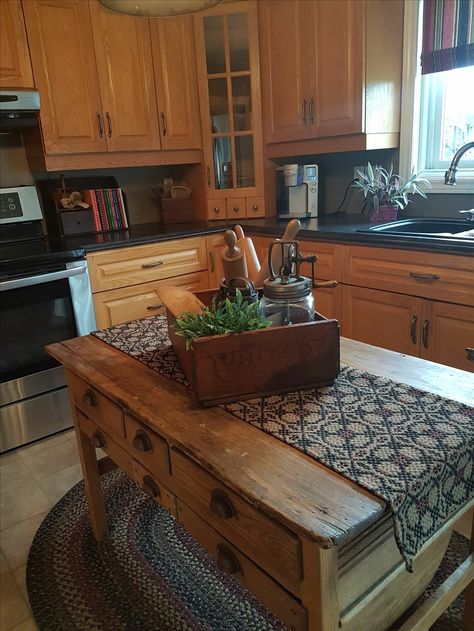 Farm Kitchen Ideas, Traditional Farmhouse Kitchen, Kitchen Decoration Ideas, Primitive Homes, Casa Vintage, New Kitchen Cabinets, Primitive Kitchen, Traditional Farmhouse, Antique Kitchen