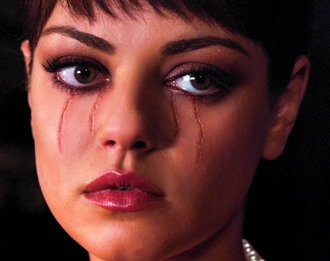 Mila Kunis  Mila in character as Theodora  In Oz: The Great & Powerful ( 2013 ) shared to groups 10/31/17 Mila Kunis Oz, Witch Gif, Oz The Great And Powerful, Which Witch, Bold Makeup Looks, Bold Makeup, Mila Kunis, Evil Queen, Halloween Fashion