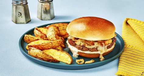 Simple, convenient, and delicious: that’s what’s in store with our Firehouse Cheeseburgers recipe, made with pre-measured, high-quality ingredients. Hello Fresh Burger, Cheddar Burgers Recipe, Burger Meals, Pork Burgers Recipes, Fresh Dinners, Hellofresh Recipes, Burgers Recipes, Crispy Oven Fries, Fresh Recipe