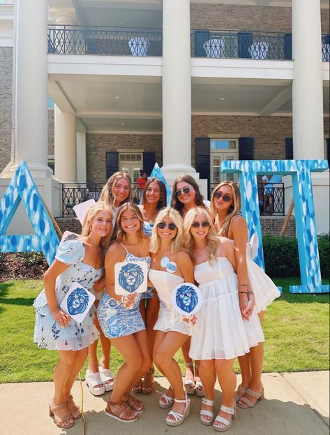 Sorority Recruitment Photos, Sorority Group Photos, Sorority Beach Pictures, Sorority Recruitment Photoshoot, Exec Pictures Sorority, Sorority Pictures, Sorority Poses, Rush Week, Sorority Rush Outfits