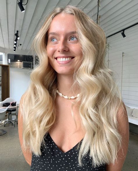 HAIR PALM BEACH, GOLD COAST on Instagram: “GIRLLLLLL🔥🔥🔥🔥 loving this lived in bright blonde for you @alexjanepails 💕 Full head of scattered highlights + chunky lowlights to break up…” Scattered Highlights, Chunky Lowlights, Full Head Blonde Highlights, Lived In Bright Blonde, Highlights Chunky, Fake Blonde, Full Head Of Highlights, Full Head Highlights, Blonde Hair Goals