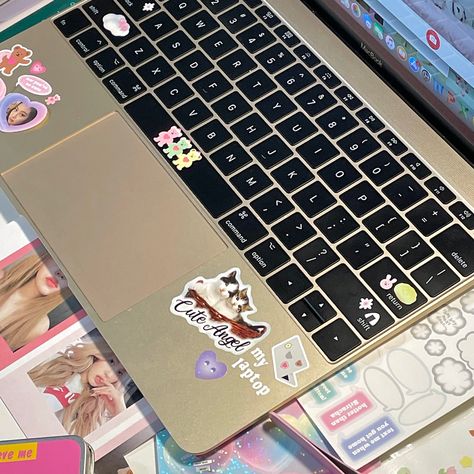 Macbook Decoration Stickers, Sticker Laptop Aesthetic, Laptop With Stickers Aesthetic, Laptop Decoration Aesthetic, Laptop Decoration Ideas, Laptop Stickers Aesthetic Ideas, Macbook Stickers Aesthetic, Laptop Decoration Stickers, Macbook Decoration