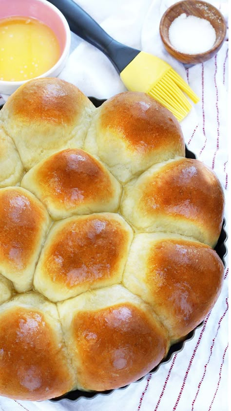 Soft and fluffy homemade rolls in less than 30 minutes! These foolproof dinner rolls are so easy to make you'll never go store-bought again! Find recipe at redstaryeast.com. #yeastbread #bread #rolls #dinnerrolls #easyrecipe #breadrecipes #baking 30 Minute Dinner Rolls, Quick Yeast Rolls, Easy Yeast Rolls, Yeast Rolls Recipe, Fluffy Dinner Rolls, Homemade Rolls, 30 Minute Dinners, Biscuit Rolls, Homemade Dinner Rolls