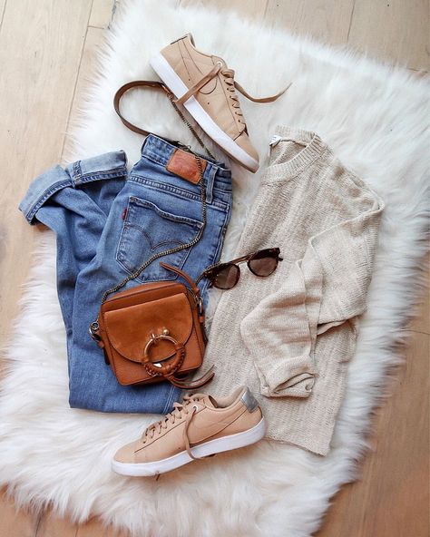 Nude Sneakers Outfit, Sneakers With Jeans, Neutral Sneakers, Jean Outfit Ideas, Nude Sneakers, San Francisco Girls, How To Wear Sneakers, To Do In San Francisco, Fashion Dresses Formal