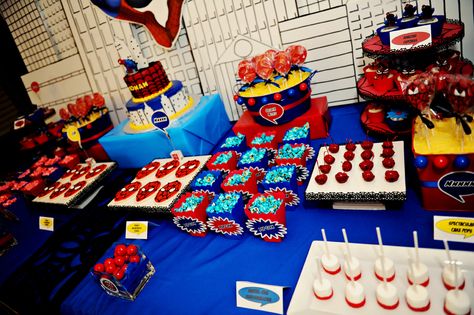 Dessert Table Spiderman Popcorn, Spiderverse Party, Spiderverse Birthday, Spiderman Birthday Party Food, Friends Printables, Spiderman Theme Party, Angel Party, Spiderman Birthday Party Decorations, Spiderman Decorations