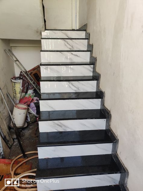 Stair Granite, Staircase Tiles Design, Stairs Tiles Design, Staircase Interior Design, Staircase Design Modern, Staircase Railing Design, 2bhk House Plan, Salon Suites Decor, Pop False Ceiling Design