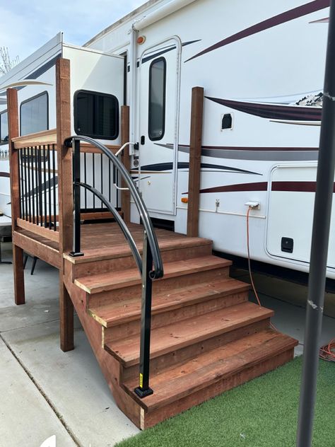 Camper Stairs Diy, Rv Ramp Ideas, Rv Steps Ideas Wood, Camper Steps Ideas, Trailer Stairs, Fifthwheel Remodel, Rv Porches And Decks Diy, Camper Porch Ideas, Airbnb Build