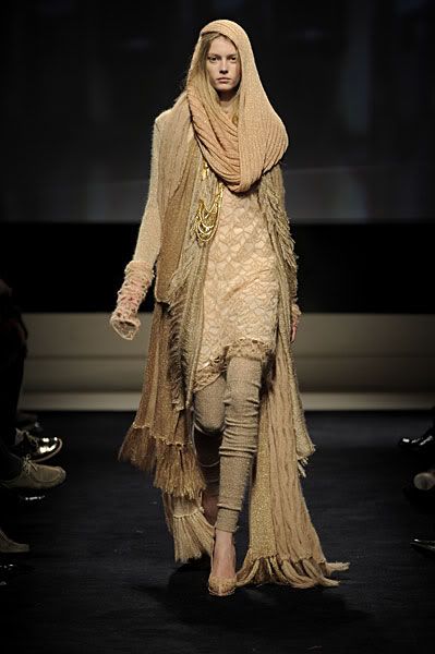 Missoni, fall 2009 Dune 2 Outfits, Dune Fashion Aesthetic, Desert Cyberpunk Fashion, Dune Clothing, Desert Outfit Fantasy, Tribe Clothes, Desert Dystopia Fashion, Nomadic Fashion, Dune Fashion