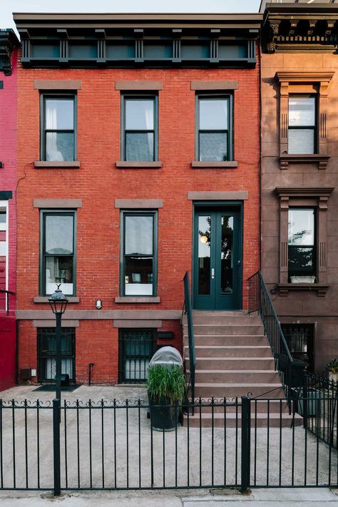 An 1890's Brooklyn Townhouse Transformed for Modern Times Front Yard Driveway, Brick Townhouse, Interior Design Minecraft, Painted Brick Wall, Brick Exteriors, Modern Apartment Interior, Brooklyn Townhouse, Townhouse Exterior, Dream House Inspiration