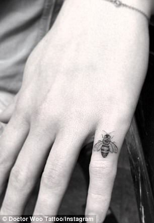 To remember: Game of Thrones star Emilia Clarke had a bumblebee tattooed on her pinky finger to commemorate the times she had filming Me Before You Emilia Clarke Tattoo, Pinky Tattoo, Dr Woo Tattoo, Queen Bee Tattoo, Small Bee Tattoo, Bumble Bee Tattoo, Dr Woo, Finger Tattoo For Women, Pinky Finger