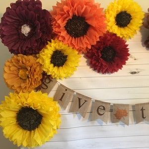 Sunflower Backdrop, Sunflower Birthday Parties, Fall Backdrops, Autumn Weddings, Paper Sunflowers, Autumn Paper, Fall Thanksgiving Decor, Fall Events, Paper Backdrop