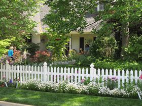 Cottagecore Exterior, Vinyl Fence Landscaping, Privacy Landscaping Front Yard, White Picket Fence House, White Picket Fence Garden, White Picket Fence Ideas, Picket Fence Ideas, Bee Cottage, Colonial Garden