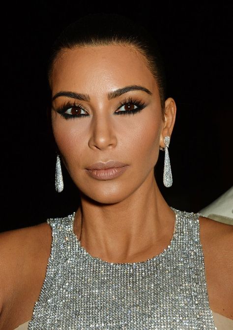 Kim Kardashian Sequin Dress, Make Up With Silver, Silver Dress Makeup Look, Makeup For Silver Dress, Kim Kardashian Hd, Kim Kardashian Latest, Makeup Crazy, Exotic Makeup, Kim Kardashian Makeup