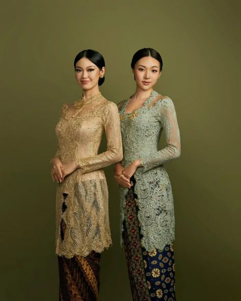 Kebaya Photoshoot Ideas, Brukat Modern, Indonesia Traditional Clothes, Graduate Dress, Kebaya Simple, Kebaya Brukat, Model Dress Kebaya, Jaket Parasut, Indonesia Traditional