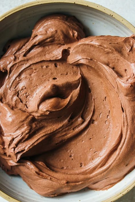 Heavenly Chocolate Mascarpone Frosting - Pretty. Simple. Sweet. Buttercream Sculpting, Chocolate Marscapone, Chocolate Mascarpone Frosting, Mascarpone Frosting Recipe, Mascarpone Buttercream, Chocolate Layer Cake Recipe, Chocolate Mascarpone, Chocolate Buttercream Recipe, Mascarpone Recipes