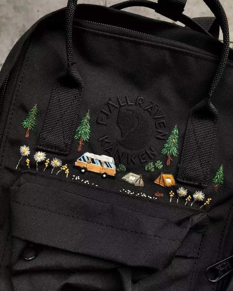 Black Backpack Embroidery, Embroidery Kanken Bag, Embroidery On Backpack, Embroidered Hats Ideas, Kanken Embroidery, Backpack Embroidery, Painting Backpack, Embroidered Converse, Winter Care