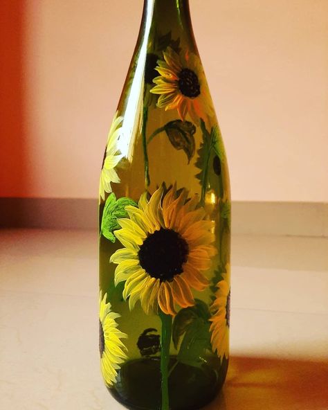 Sunflower Bottle Art, Sunflower Glass Painting, Sunflower Wine Bottle, Girlie Gifts, Jar Painting, Painted Glass Bottles, Sunflower Party, Bottle Designs, Painting On Glass