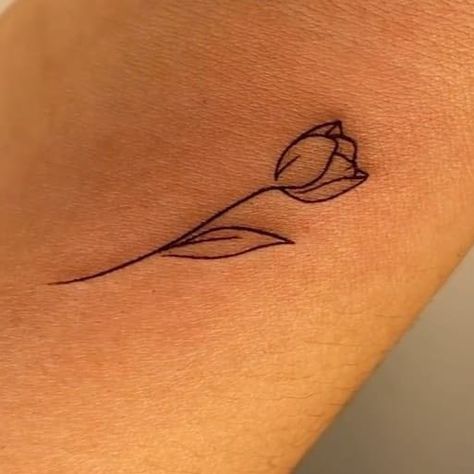 Small Tulip Bouquet Tattoo, Small Fine Line Tulip Tattoo, Tulip Tattoo Aesthetic, Tulip Small Tattoo, Tulip Hip Tattoo, Tulip Tatoos Ideas, Dainty Tulip Tattoo, Tattoo Ideas Tulip, Tiny Tulip Tattoo