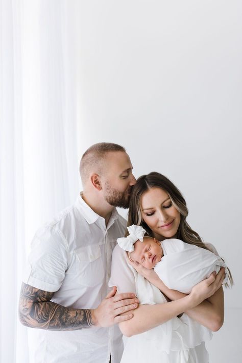 Newborn Parent Poses, Newborn Family Poses, Newborn Photos With Parents, Parents With Newborn, Baby Family Photoshoot, Newborn Diy, Parents Photography, First Family Photos, Newborn Photography Boy